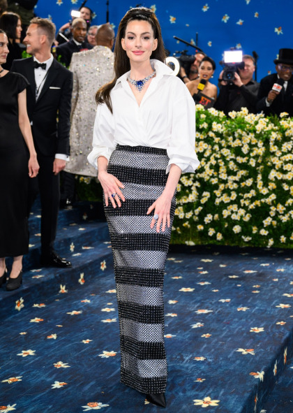 Anne Hathaway wore a great Carolina Herrera ensemble to the Met Gala Anne Hathaway wore a great Carolina Herrera ensemble to the Met Gala