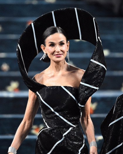Demi Moore wore a Thom Browne structural gown to the Met Gala: fun? Demi Moore wore a Thom Browne structural gown to the Met Gala: fun?