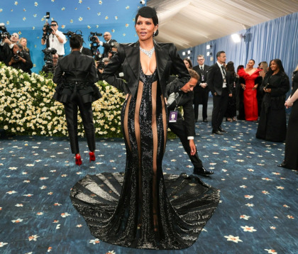 Halle Berry wore LaQuan Smith to the Met Gala: what in the world is this look? Halle Berry wore LaQuan Smith to the Met Gala: what in the world is this look?