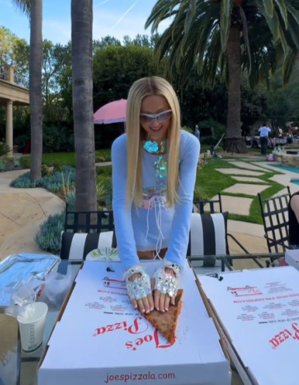 Paris Hilton's pizza 'life hack' is wiping the grease right on the box: nope' Paris Hilton's pizza 'life hack' is wiping the grease right on the box: nope'