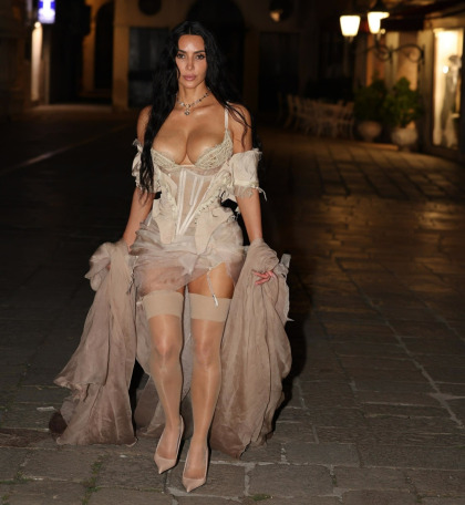 Kim Kardashian went to Mexico for a stem-cell treatment on her back & shoulder Kim Kardashian went to Mexico for a stem-cell treatment on her back & shoulder