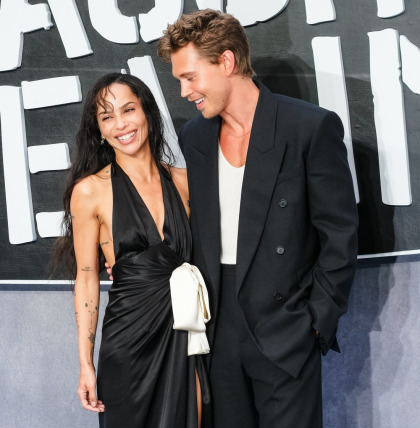 Zoe Kravitz & Harry Styles were seen walking arm-in-arm in Rome?? Zoe Kravitz & Harry Styles were seen walking arm-in-arm in Rome??