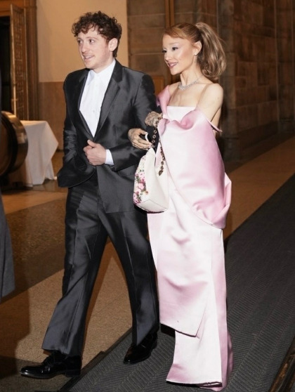 Mail: Ariana Grande & Ethan Slater's relationship is currently 'struggling' Mail: Ariana Grande & Ethan Slater's relationship is currently 'struggling'