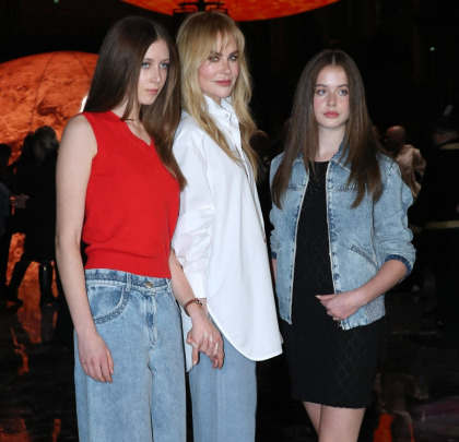 Nicole Kidman debuted her divorce bangs at the PFW Chanel show Nicole Kidman debuted her divorce bangs at the PFW Chanel show